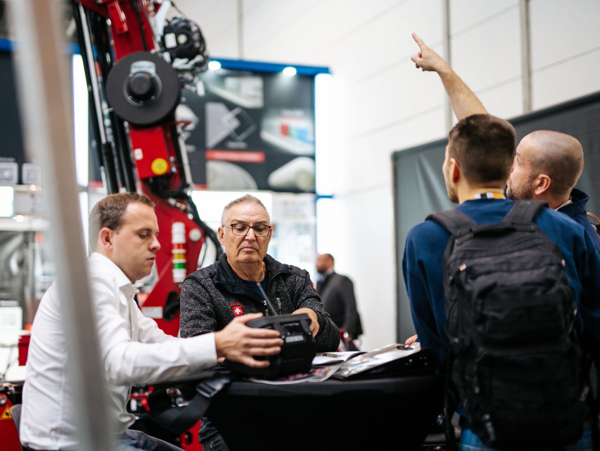 Discussie bij de Hoeflon stand op een beurs.