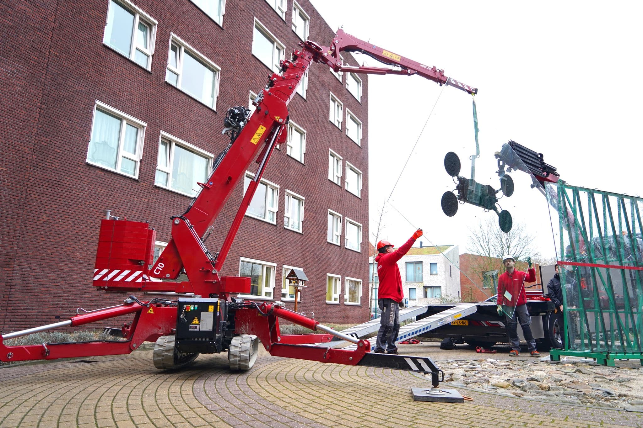 Hoeflon C10 in actie met de glaszuiger.