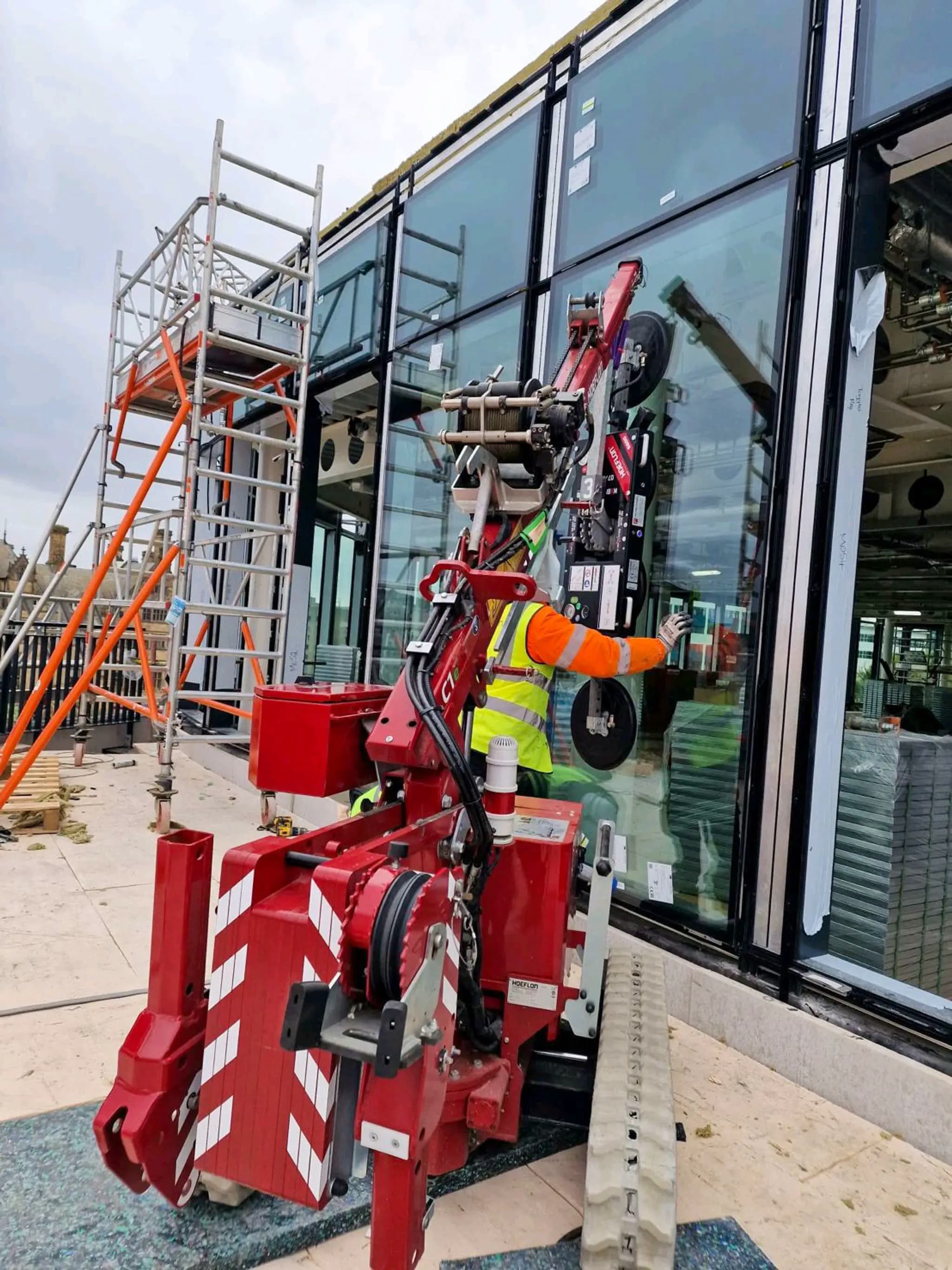 Hoeflon C1e met glaszuiger aan het werk in Engeland.