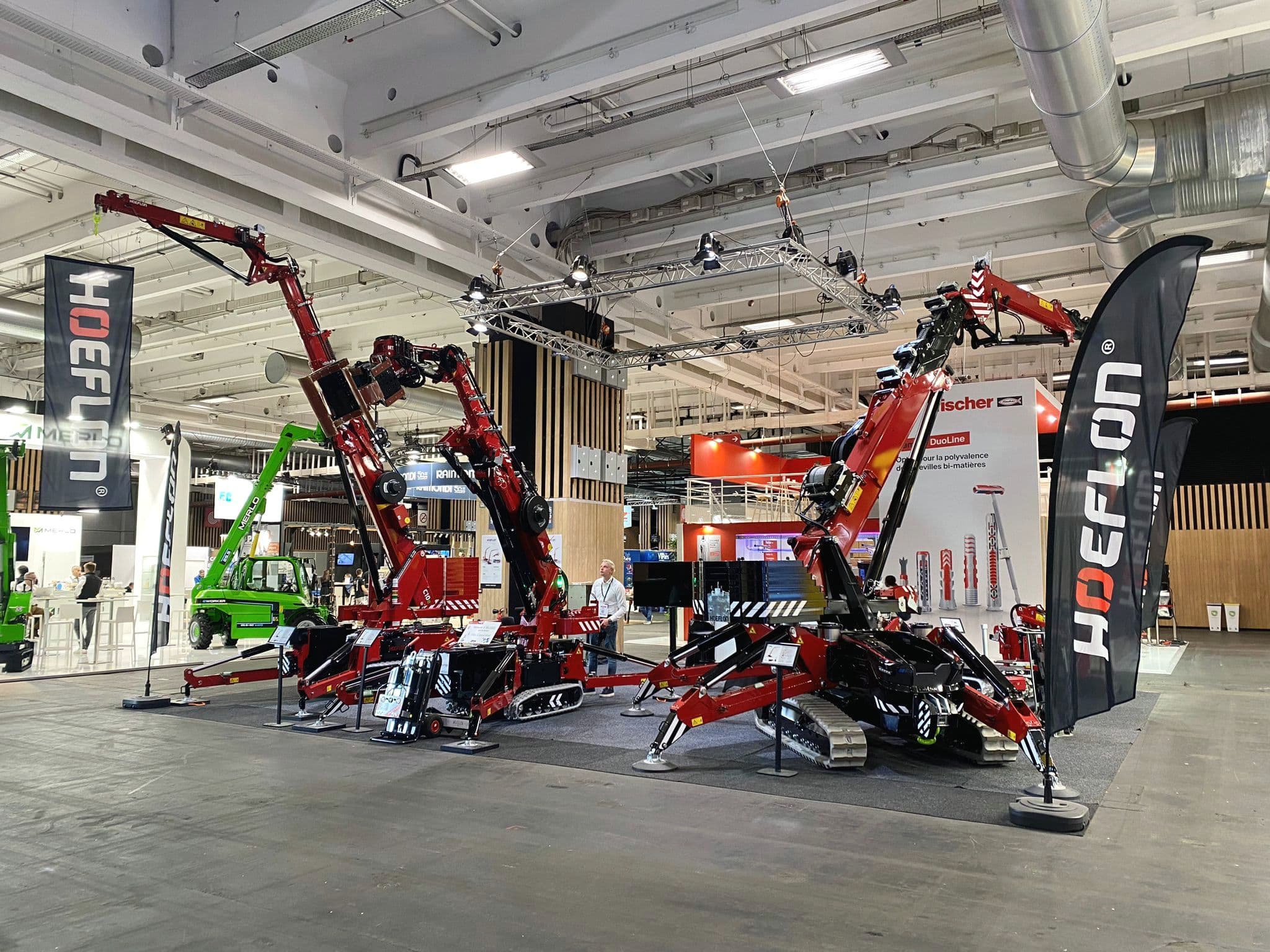 Hoeflon kranen op een beursstand tijdens Batimat 2024.