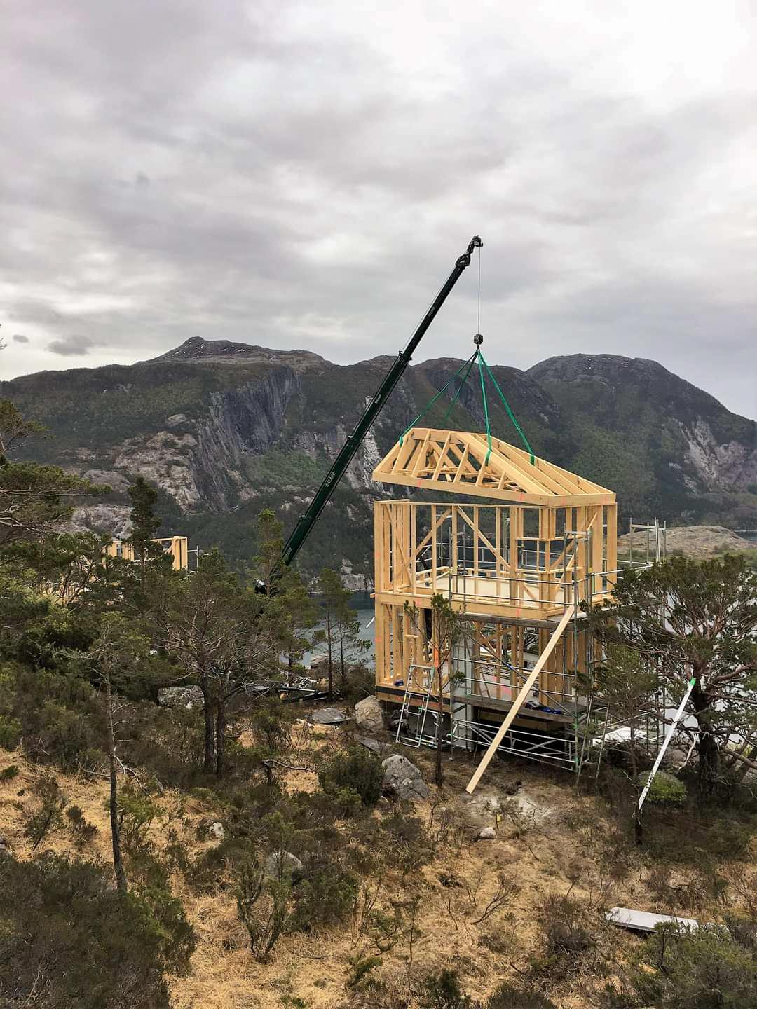 Hoeflon C6e hijskraan tilt een dakconstructie in Noorwegen.