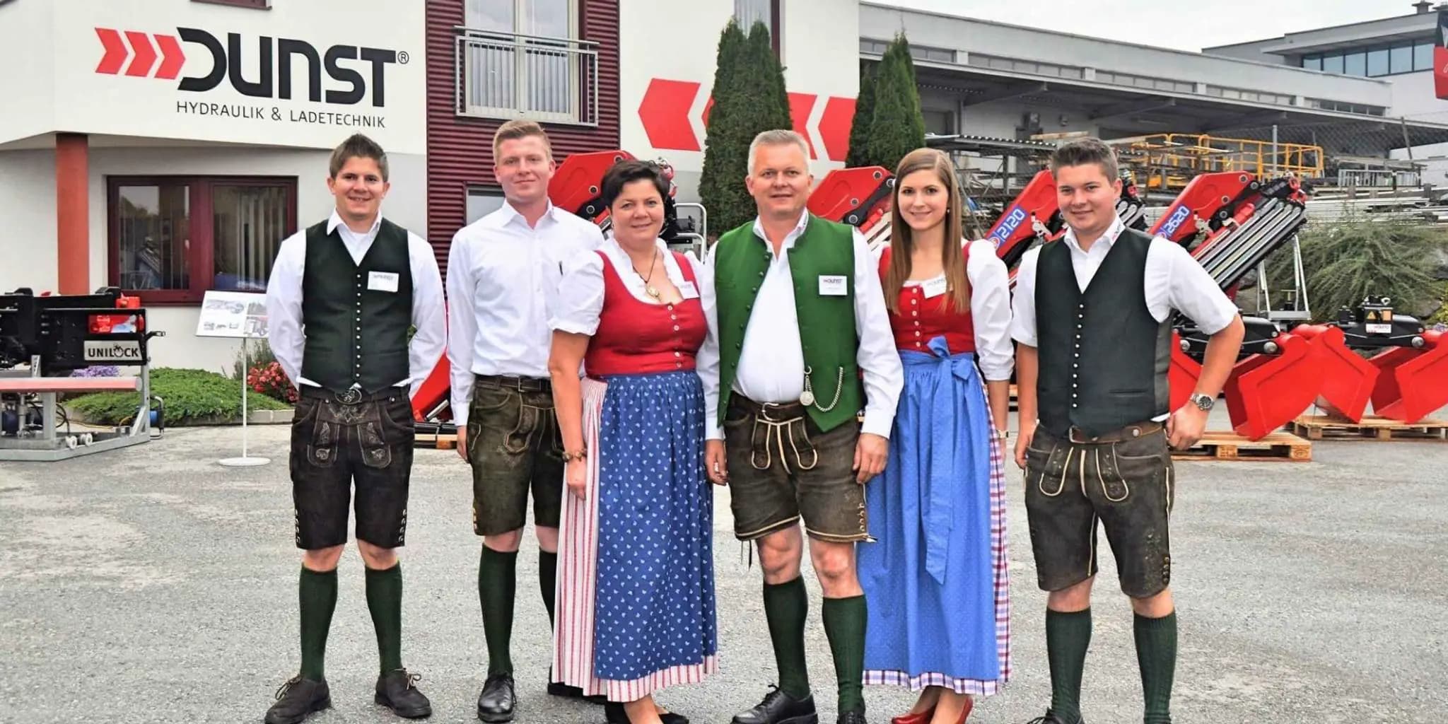 Teamleden van Dunst in traditionele klederdracht.