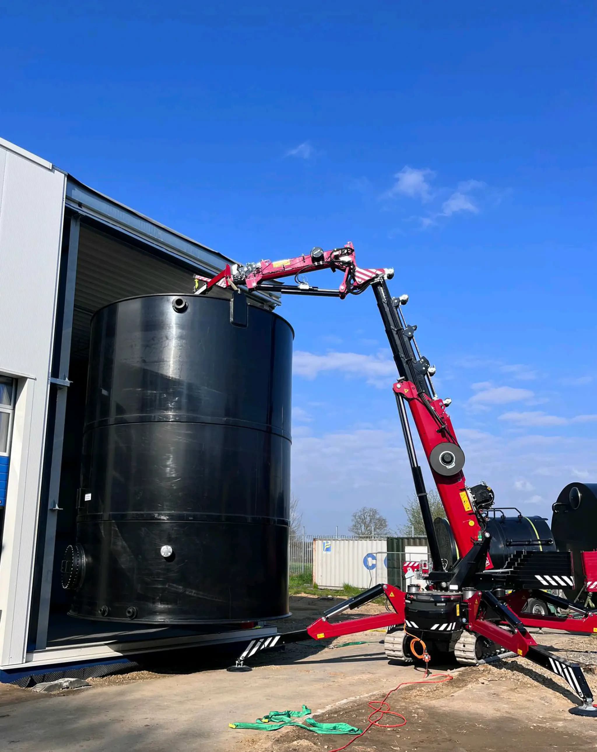 Hoeflon C30e plaatst een silo tank.
